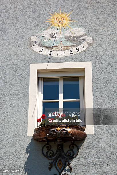 Eine Sonnenuhr an einem Haus in Gmünd, Kärnten, Österreich