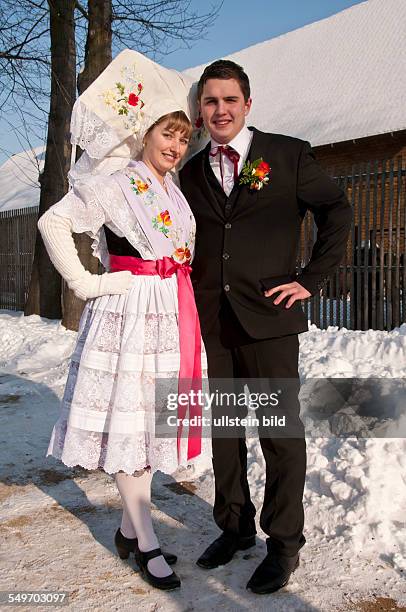 Burg, Spreewald: Fastnacht . 120. Jugend-Fastnacht. Festumzug und das Gruppenfoto, zu dem sich 110 Paare in sorbischer Tracht aufstellten.