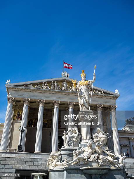 Das Parlament in Wien, Österreich. Mit der Statue der " Pallas Athene" der griechischen Göttin für Weisheit.