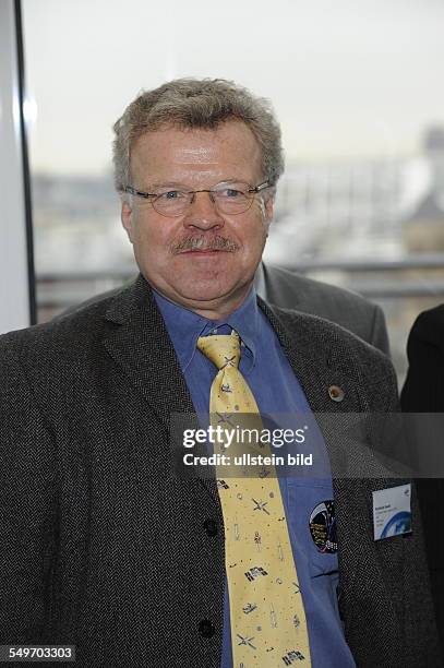 Der deutsche Physiker und Astronaut Reinhold Ewald posiert in Köln bei einer Pressekonferenz der Association of Space Explorers , internationale...