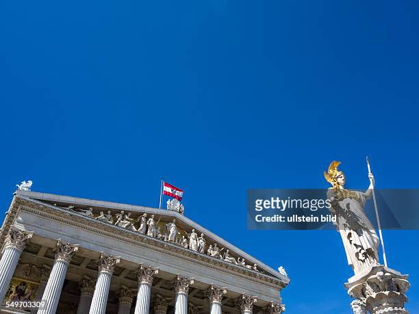 Das Parlament in Wien, Österreich. Mit der Statue der " Pallas Athene" der griechischen Göttin für Weisheit.