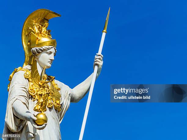 Das Parlament in Wien, Österreich. Mit der Statue der " Pallas Athene" der griechischen Göttin für Weisheit.