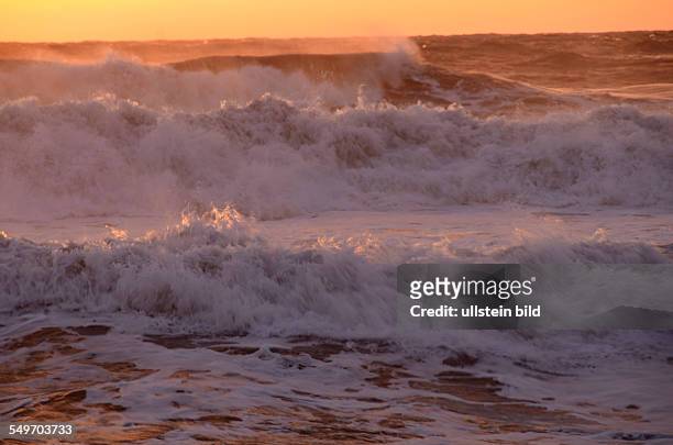 Wellen, Gischt, Meeresbrandung bei Sonnenuntergang