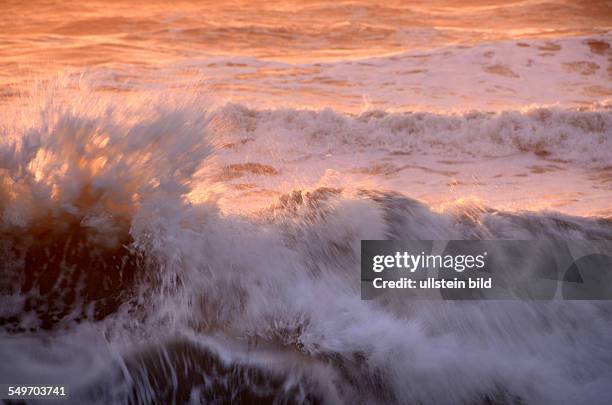 Wellen, Gischt, Meeresbrandung bei Sonnenuntergang