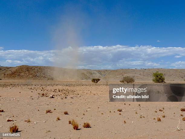 Afrika, Namibia, Damaraland - Sandwirbel in einer Wüstenlandschaft
