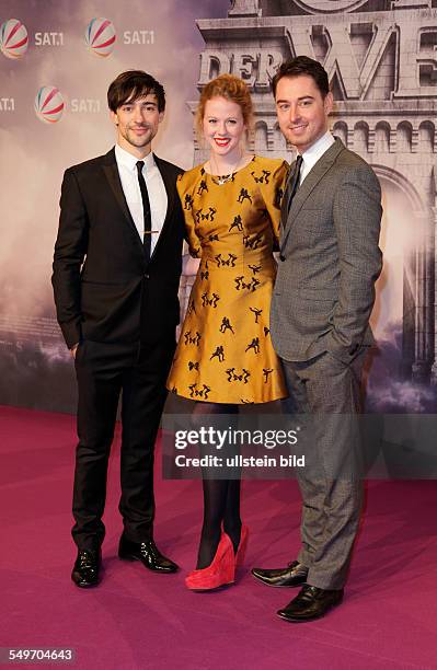 Red Carpet der SAT.1-Premiere zu "Die Tore der Welt" in Berlin: Schauspieler Blake Ritson, Zoe Boyle, Jason Langley