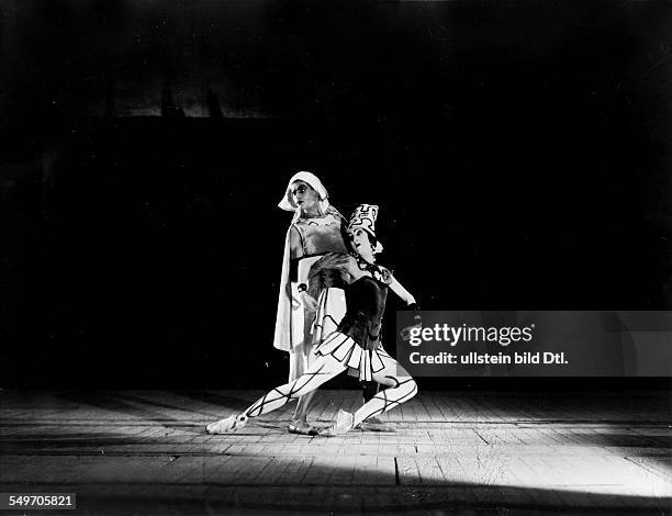 Ballets Russes : Felia Doubrovska and Serge Lifar in the pantomime of "The Prodigal Son"