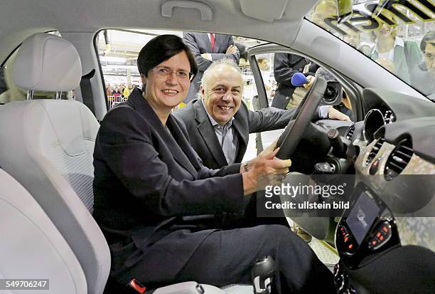 Christine Lieberknecht, Ministerpraesidentin Thueringens, CDU, und Matthias Machnig, Wirtschaftminister Thueringens, SPD, sitzen in einem Kleinwagen...