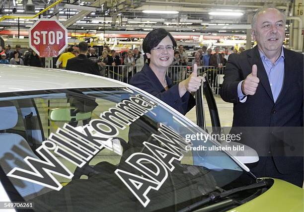 Christine Lieberknecht, Ministerpraesidentin Thueringens, CDU, und Matthias Machnig, Wirtschaftminister Thueringens, SPD, an dem Kleinwagen Adam...