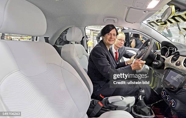 Christine Lieberknecht, Ministerpraesidentin Thueringens, CDU, und Michael Lohscheller, Vorstand Finanz Adam Opel AG, sitzen in einem Kleinwagen Adam...