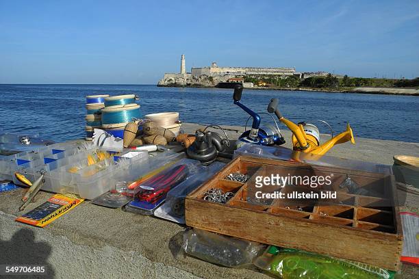 Cuba; Havanna: Fischen am Malecon, bzw. An der Hafeneinfahrt..