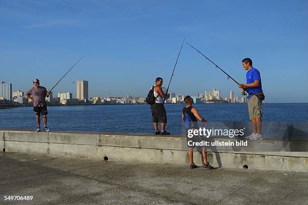 Cuba; Havanna: Fischen am Malecon, bzw. An der Hafeneinfahrt..
