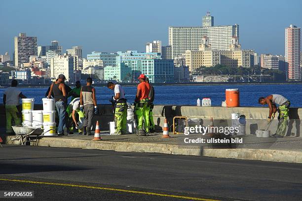 Cuba; Havanna: Sanierungsarbeiten auf dem Malecon-Uferpromenade.