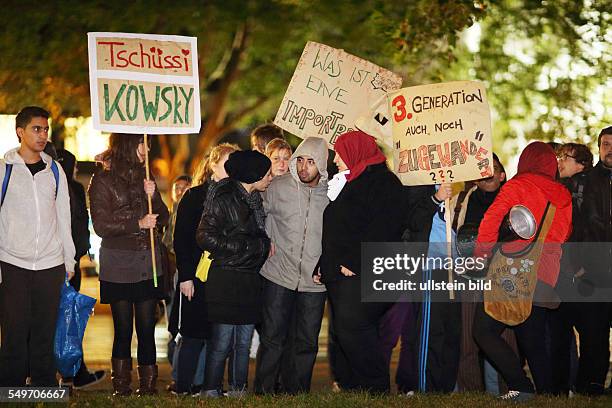 Berlin Demonstranten vor der Urania / Buchvorstellung: Neukoelln ist ueberall, von Heinz Buschkowsky in der Urania, Moderation; Guener Yasemin Balci,...