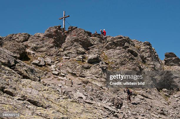 Aufstieg auf den 2762 Meter hohen Rastkogel bei Lanersbach in den Tuxer Alpen in Tirol in Österreich. Die Baumgrenze ist bereits passiert. Hier...