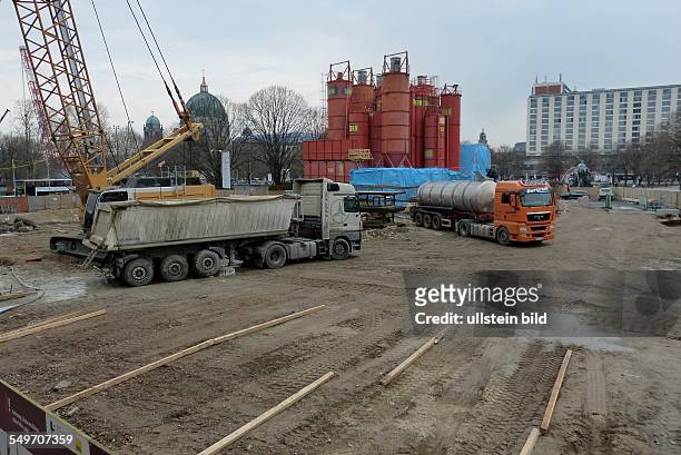 Baugrube vor dem Roten Rathaus in Berlin-Mitte: U5 Baustelle, Bauarbeiten zur U-Bahn