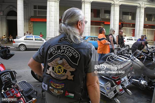 Cuba; Havanna: Harley-Fans aus Sachsen mit eigenen Maschinen in Havanna eingeflogen, Start der Rundtour am Hotel Plaza Altstadt Havanna.