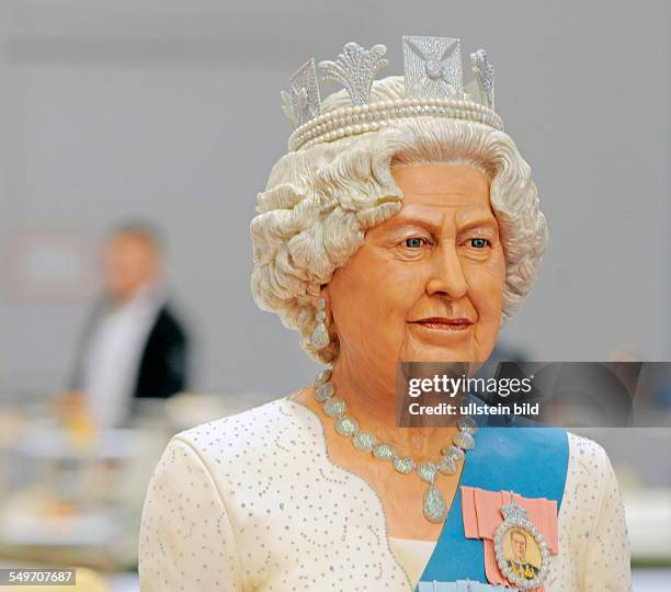 Jurymitglieder begutachten die Zuckerskulptur Koenigin Queen Elisabeth II. Der englischen Nationamannschaft in Erfurt auf der Messe waehrend der...