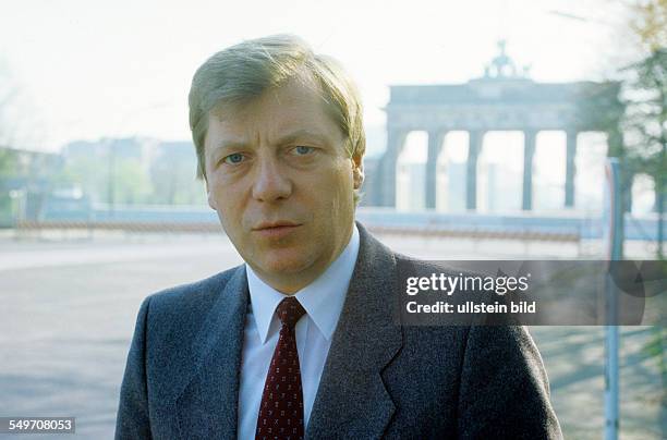German politician Mayor of Berlin 1984-89 and the reunited Berlin 1991-2001 in front of the Brandenburg Gate