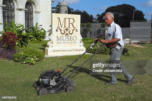 Cuba; Havanna: Hinter dem Revolutions-Museum, Mitarbeiter mäht den Rasen