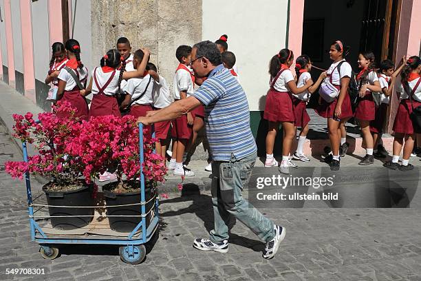 Cuba; Havanna: Schueler in der Altstadt..