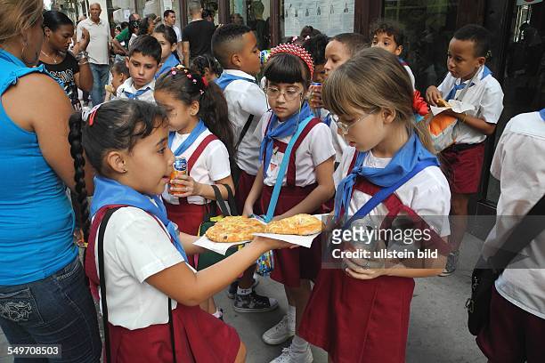 Cuba; Havanna: Pizza nach der Schule auf dem Obispo..