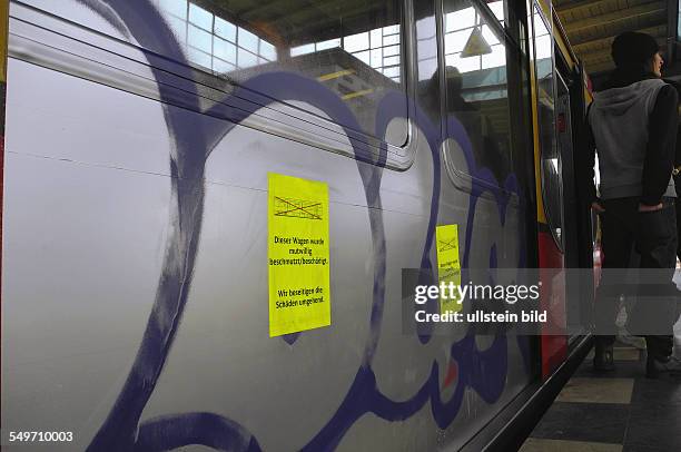 Berlin, Vandalismus bei der S-Bahn, Aufkleber auf einem S-Bahnzug beschmiert mit Graffiti