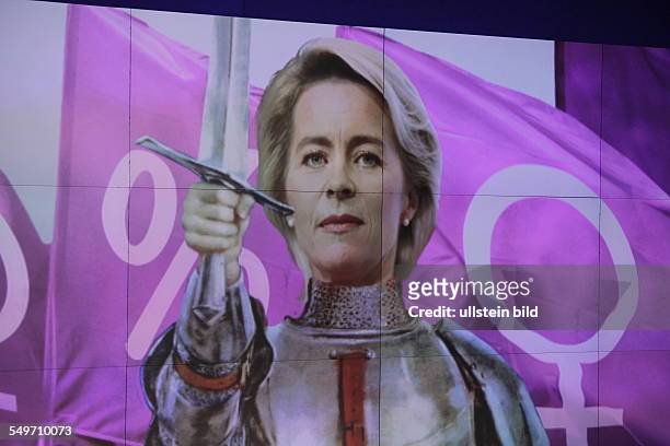 Ursula von der Leyen, Ministerin für Arbeit und Soziales und stellvertretende CDU-Parteivorsitzende, als Heilige Johanna mit Schwert in der Hand, in...