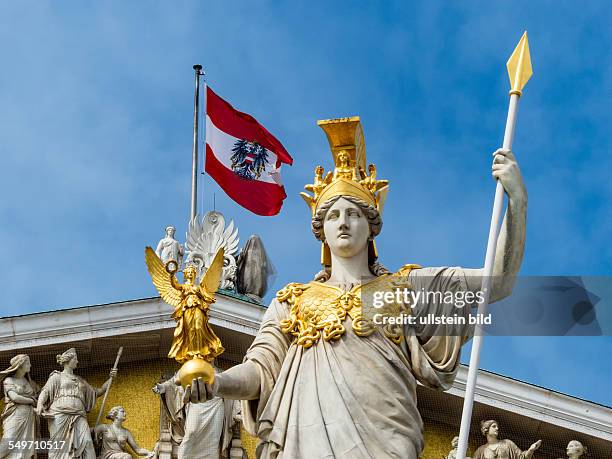 Das Parlament in Wien, Österreich. Mit der Statue der " Pallas Athene" der griechischen Göttin für Weisheit.