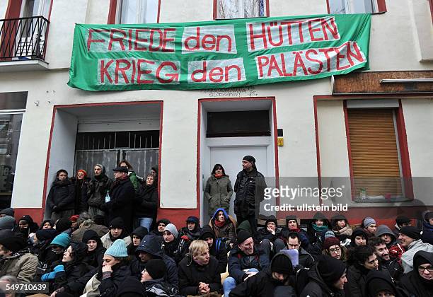 Berlin, Kreuzberg, Blockade eines Kreuzberger Mietshauses gegen die Zwangsräumung einer Wohnung in der Lausitzer Straße 8 in Kreuzberg, Transparent...