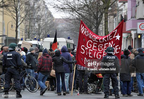 Berlin, Kreuzberg, Blockade eines Kreuzberger Mietshauses gegen die Zwangsräumung einer Wohnung in der Lausitzer Straße 8 in Kreuzberg, Transparent...