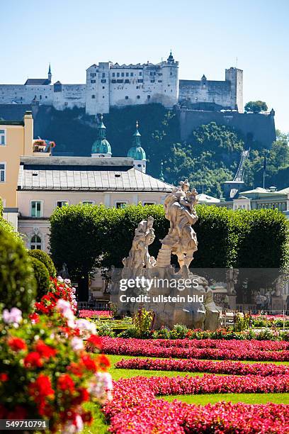 Der Mirabellgarten in der Stadt Salzburg in Österreich. Mit Festung Hohensalzburg