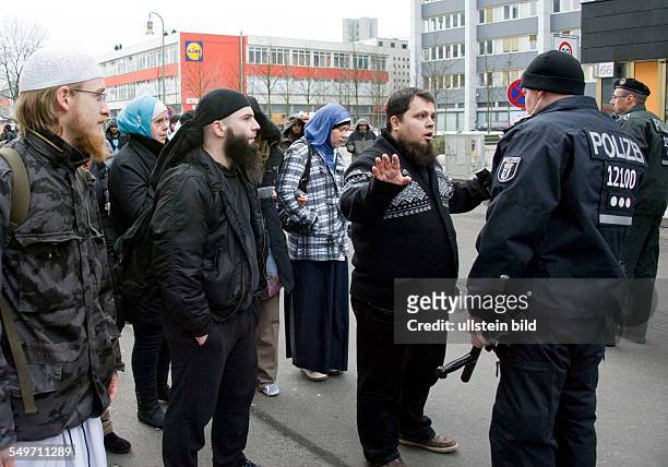 Demonstration von Islamisten vor einem Veranstaltungsraum in der Markgrafenstrasse in Berlin Kreuzberg