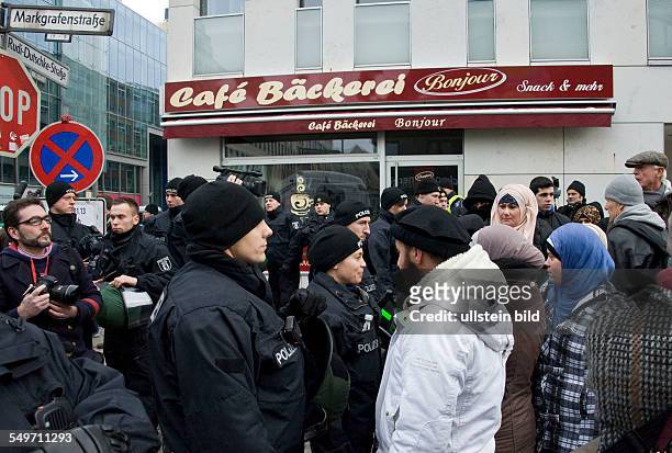 Demonstration von Islamisten vor einem Veranstaltungsraum in der Markgrafenstrasse in Berlin Kreuzberg