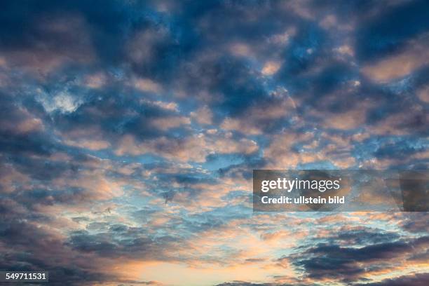 Eine Wolkenstimmung am Abendhimmel. Geeignet für Hintergründe.