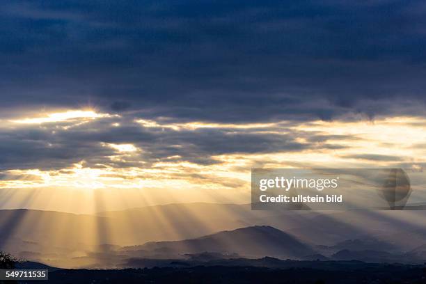 Sonnenstrahlen im Wolkenhimmel am Abend. Symbolfoto für Auferstehung, Kraft, Ruhe und Frieden.