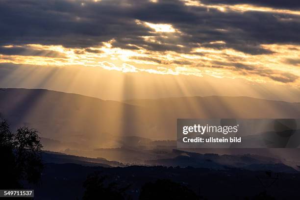 Sonnenstrahlen im Wolkenhimmel am Abend. Symbolfoto für Auferstehung, Kraft, Ruhe und Frieden.