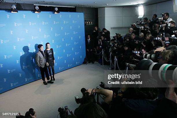 Berlinale 2013 Eröffnungsfilm "The Grandmaster" - Regie: WONG Kar Wai - Schauspieler Zhang Ziyi und Tony Leung Chiu Wai im Blitzlichtgewitter der...