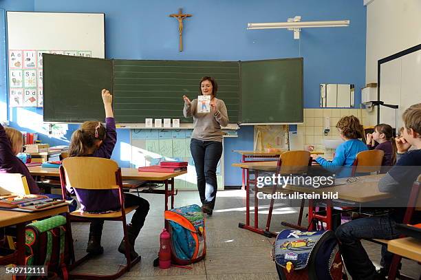 Mit vielen Gesten, Musik und sogar Tanz lernt die Französischlehrerin in Reinheim in der Grundschule französisch mit deutschen Kindern im bilingualen...