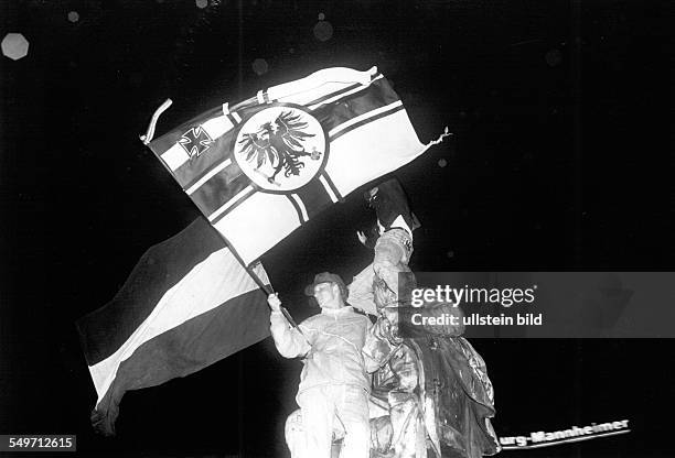 Hamburg, Fußball-Fan mit einer Reichskriegsflagge nach dem deutschen Sieg in der Fußball-WM 1990 auf dem Lessing-Denkmal