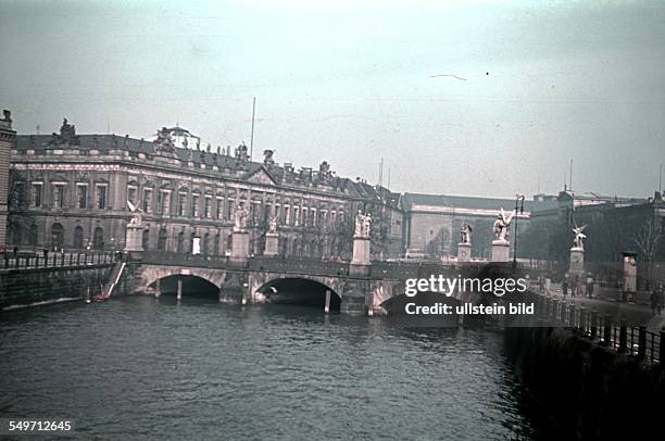 Germany, Berlin-Mitte: view to the 'Schlossbruecke' with the 'Zeughaus' . On the right the Pergamon Museum and the 'Neues Museum' . 1940