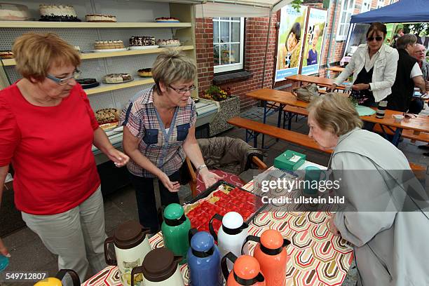 Schnackenburg, Frauen verkaufen selbstgebackenen Kuchen beim Stadtfest, ( Tradition | GERMANY, Schnackenburg Foto