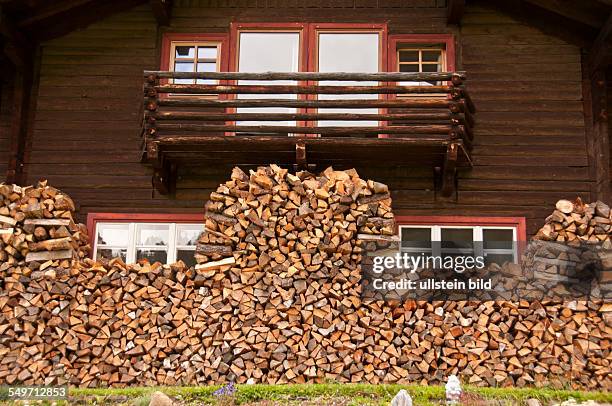 Brennholz an einem Blockhaus an der Höllensteinhütte bei Lanersbach in den Tuxer Alpen in Tirol in Österreich. Das Bauernhaus wird im Winter mit Holz...