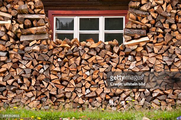 Brennholz an einem Blockhaus an der Höllensteinhütte bei Lanersbach in den Tuxer Alpen in Tirol in Österreich. Das Bauernhaus wird im Winter mit Holz...