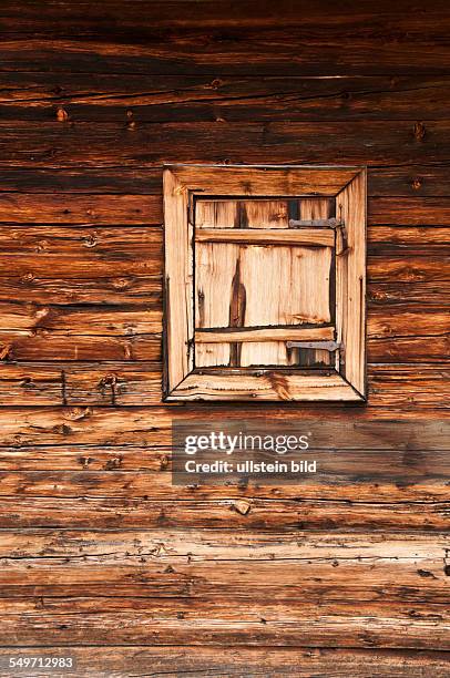 Fenster an einer Almhütte aus Holz oberhalb der Gemeinde Lanersbach in den Tuxer Alpen in Tirol .