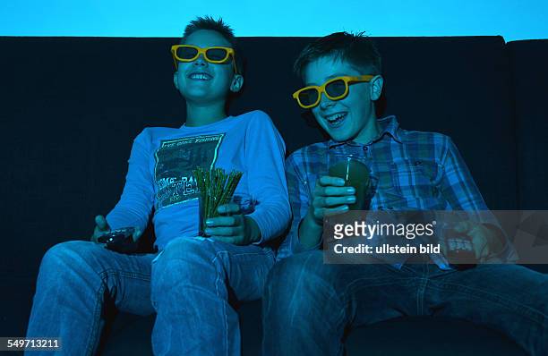 Kinder schauen Fernsehen mit 3D-Brillen