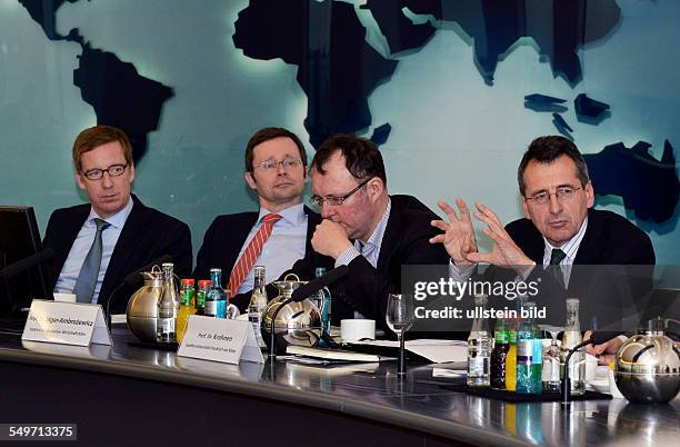 From left to right: Prof. Dr. MICHAEL HÜTHER, Dr. ULRICH KATER, Prof. Dr. JÄGER-AMBOZEWICZ u. Prof. Dr. JAN PIETER KRAHNEN at a discussion event at...