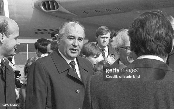 East Germany, GDR: SED officials, members of the Politburo of the Central Committee of the SED party welcoming Mikhail Gorbachev, General Secretary...