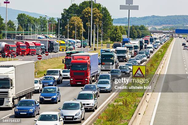 Nicht funktionierende Rettungsgasse bei einem Stau auf einer Autobahn