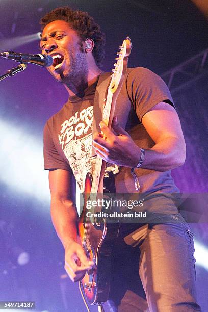 Bloc Party - die englische Rockband mit Saenger Kele Okereke bei einem Konzert im Docks/D-Club in Hamburg.